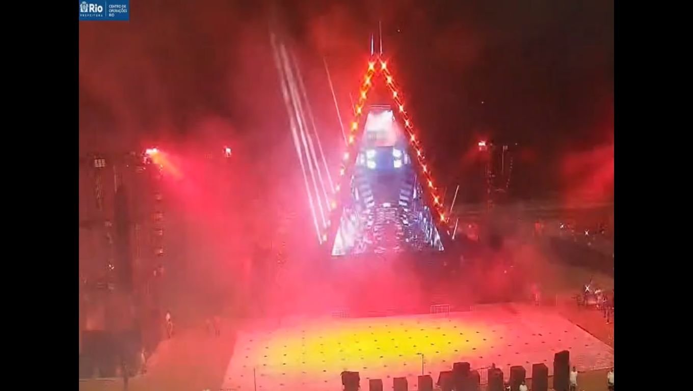 Piramide Show DJ Alok