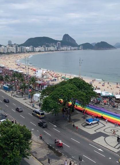 Bandeirão Arco-Iris visto da janela do Hotel na 28ª Parada do orgulho LGBTI+ em Copacabana 2023