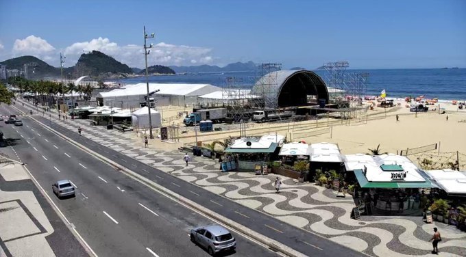 Montagem do Palco para shows do Réveillon 2024 na Praia de Copacabana