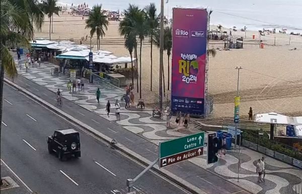 Totem festejando o Réveillon 2024 na Praia de Copacabana