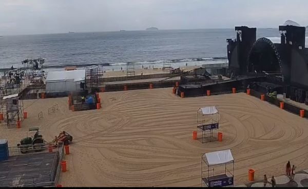 Palco da festa de ano novo 2024 na Praia de Copacabana