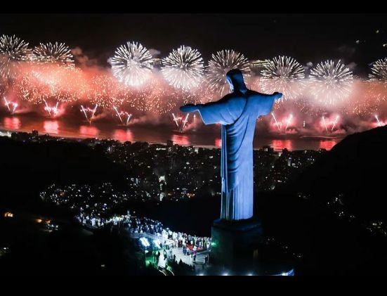 Fogos vistos do Cristo Redentor no Réveillon 2024 na Praia de Copacabana