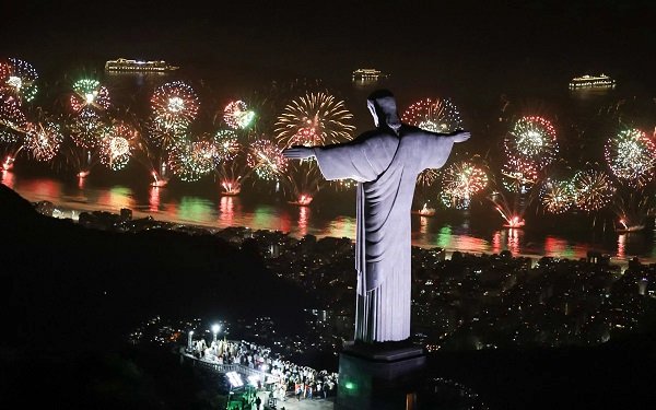 reveillon-2024-fogos-rosas-cristo-redentor-o-dia.jpg