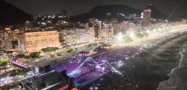 Multidão aproveita a maior festa de ano novo do mundo o Réveillon da Praia de Copacabana