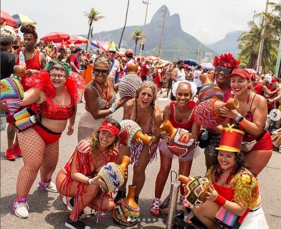 Foliãs fazem pose para foto no Empolga Às 9 na orla de Ipanema 