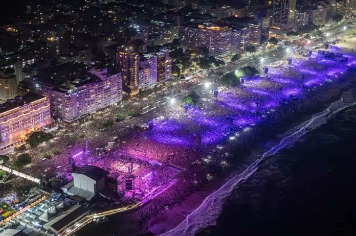 Publico lotou as areias de Copacabana durante o show da Madonna
