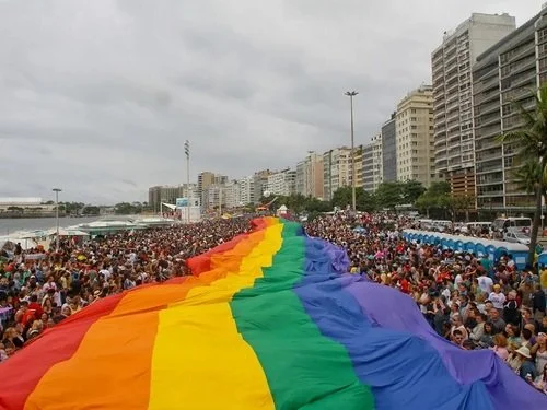 Bandeirão aberto com orgulho na 30ª Parada do orgulho LGBTI+ em Copacabana