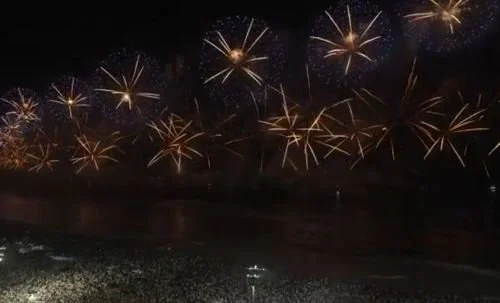 Fogos visto da janela no Reveillon 2026 em Copacabana