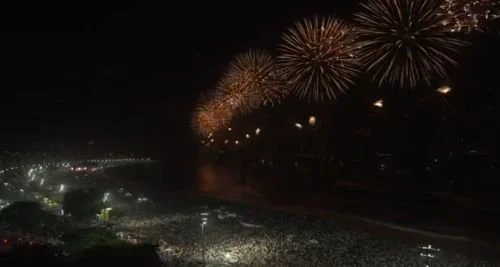 Fogos visto da janela do hotel no Réveillon 2026 em Copacabana