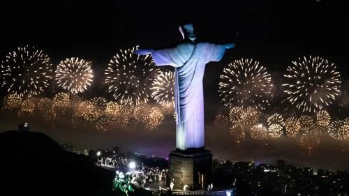 Fogos com o Cristo Redentor no Reveillon 2026 em Copacabana