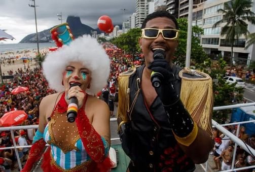 Puxadores animam os foliões no Bloco Empolga as 9 no Pré Carnaval 2026 em Ipanema
