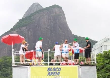 Carro de som do Bloco Areia na orla do Leblon no domingo de Carnaval 