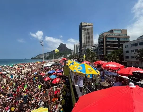 Multidão acompanha o bloco Areia na orla do Leblon no Carnaval 2026 no Rio de Janeiro