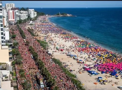 Bloco simpatia é Quase Amor arrasta multidão na orla de Ipanema no domingo de Carnaval 2026 no Rio de Janeiro