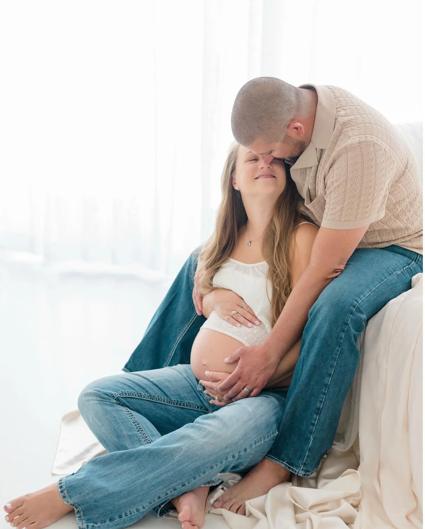 They wanted a simple and causal session and they were so cute together, their love for each other showed ❤️ Baton Rouge maternity photographer, Baton Rouge Maternity photography. #fineart #fineartphotography #maternityphotography #batonrougephotograp