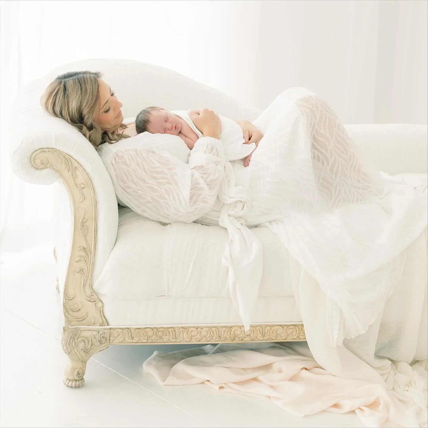 Scroll through to see the behind the scenes from this adorable newborn shoot! He was sooo cute!! 🥰 Baton Rouge newborn photographer, Baton Rouge newborn Photography, Baton Rouge family photographer. #batonrougephotographer #batonrougenewbornphotogra