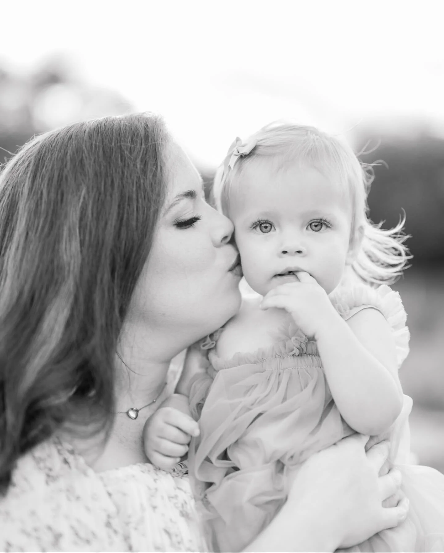 The cutest little first birthday session with the prettiest little girl 🎀 Baton Rouge family photographer, Baton Rouge, family photography, Baton Rouge, baby first birthday session, Baton Rouge, baby milestone photographer.
