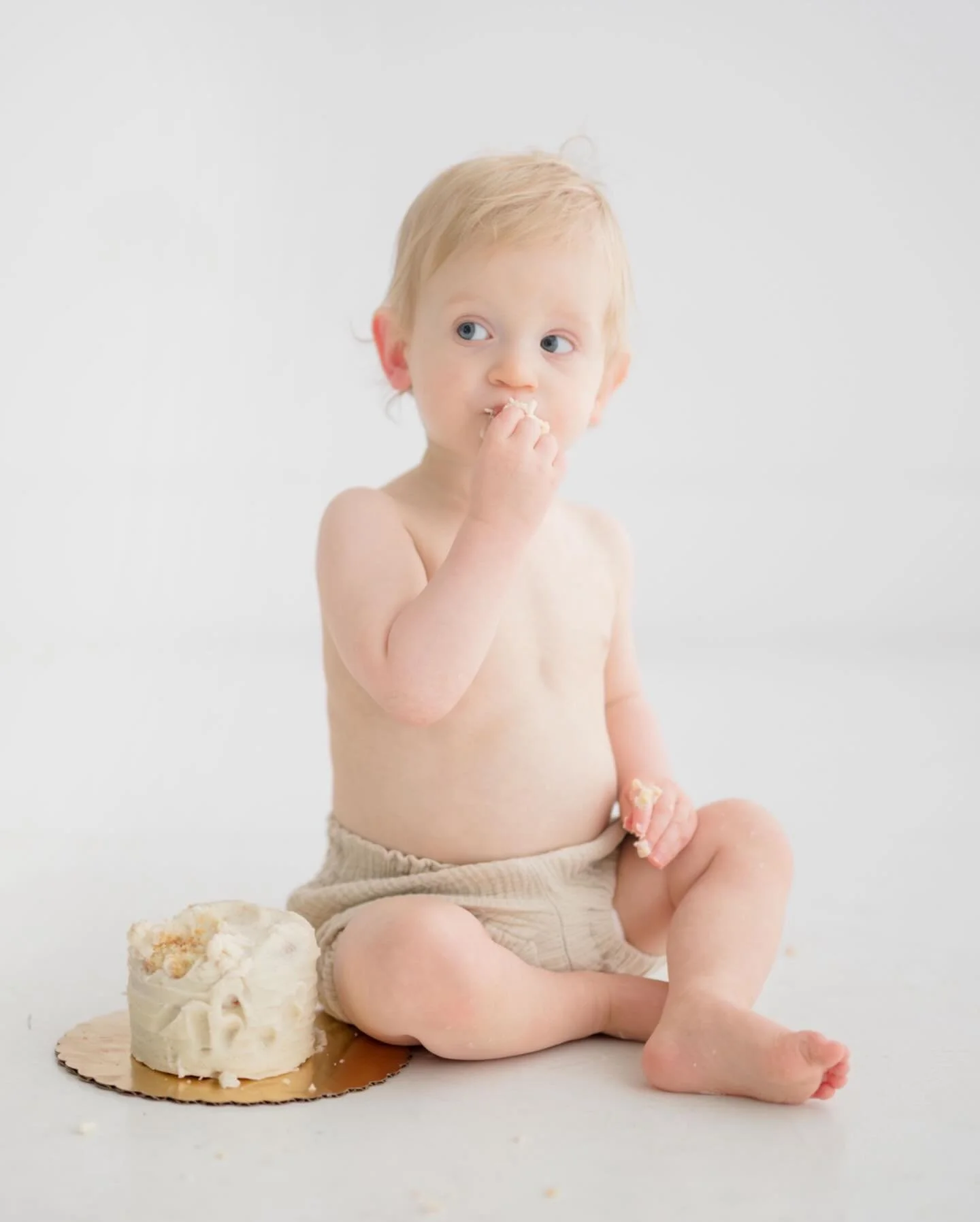 As much as I love a pretty outdoor shoot, I absolutely love a studio 1st birthday session! A cake and a clean backdrop. Perfection!  The cake drop picture though!!!🤍 Baton Rouge baby photographer, Baton Rouge first birthday photographer, Baton Rouge