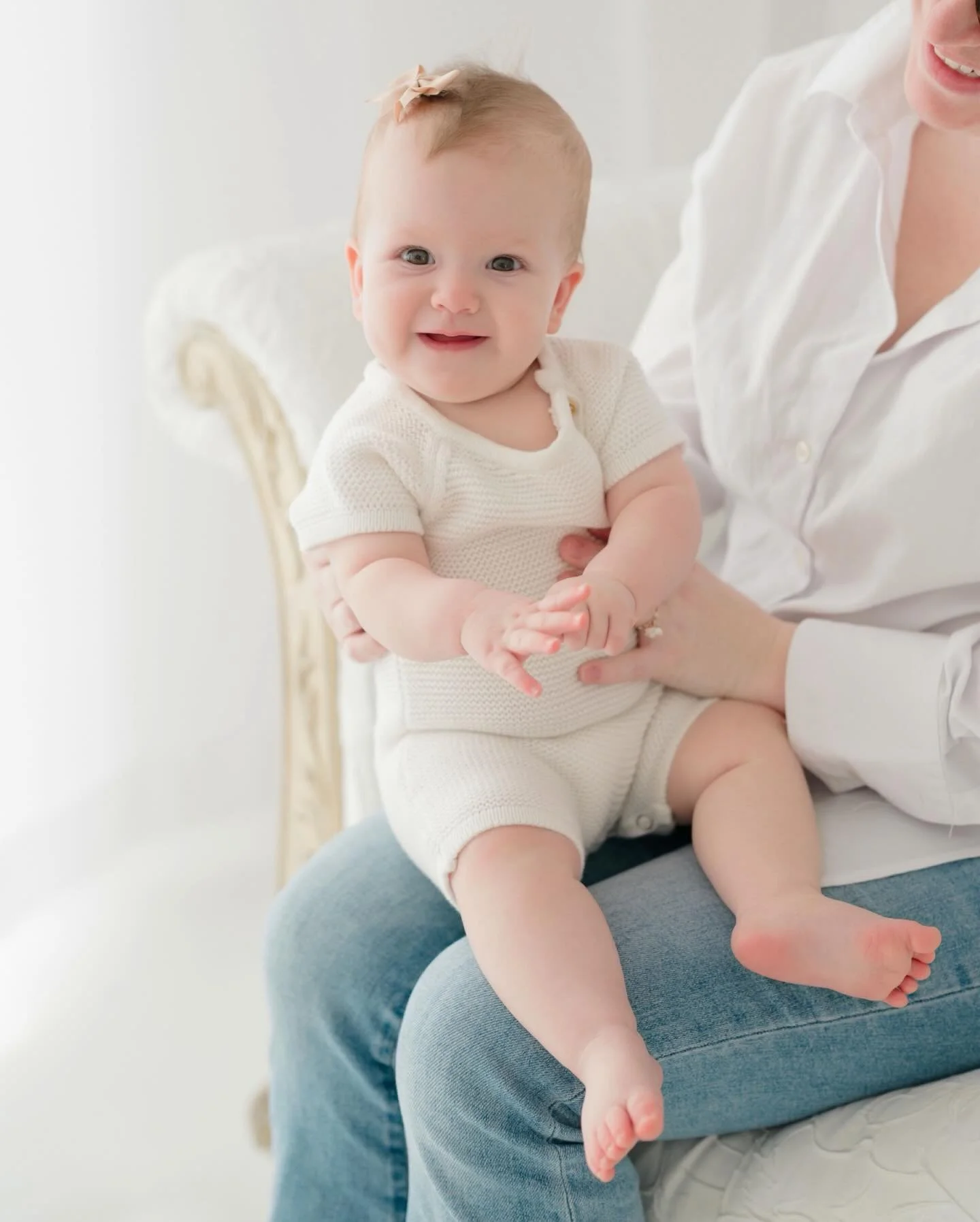 That milestone between newborn and one year, will always be a favorite age to capture. It is such a sweet little age where they&rsquo;re smiling back at you and they have such a little personality that shows ❤️ Baton Rouge family photographer, Baton 