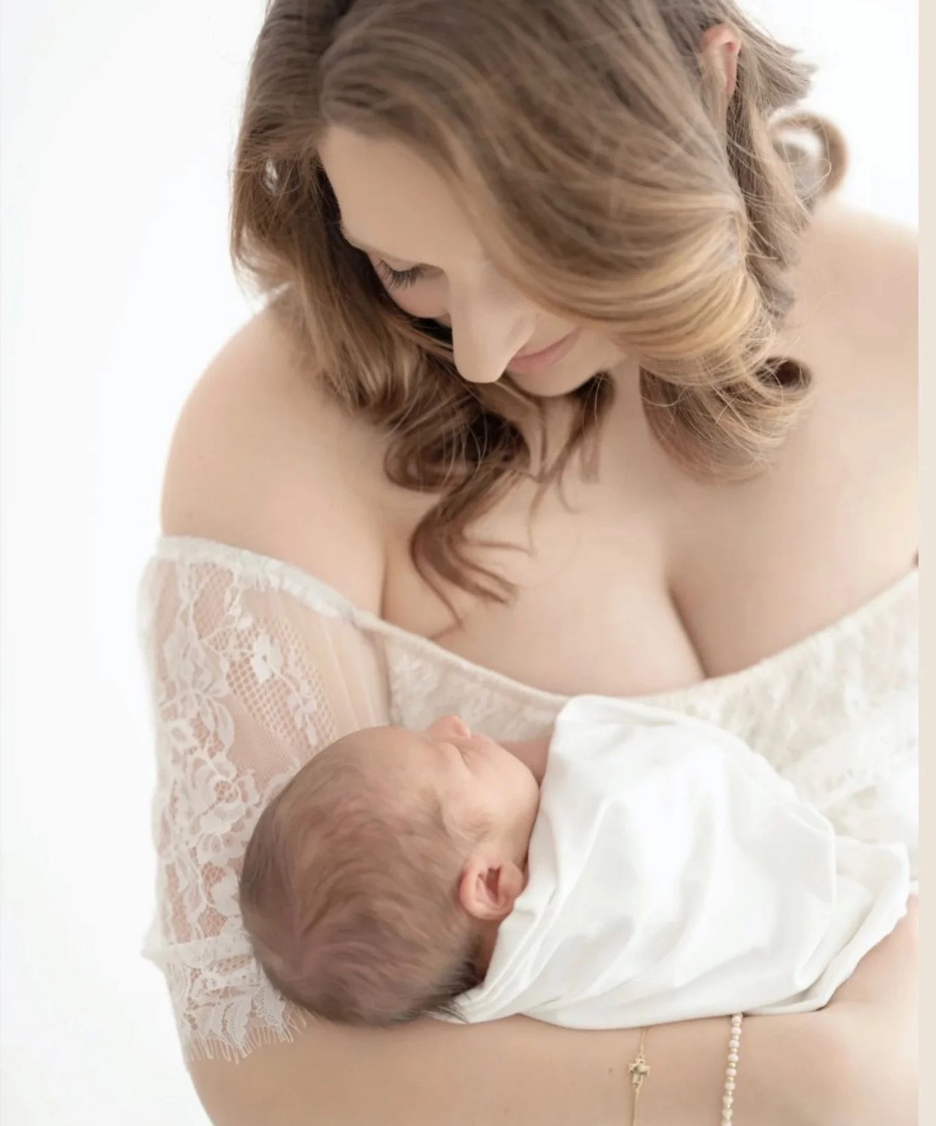 Do you have a spring due date? Are you tired and ready for someone to pamper you? Do you want to be gently guided through out your session so you don&rsquo;t have to worry about how to pose? Do you want help styling the family for the shoot? How abou