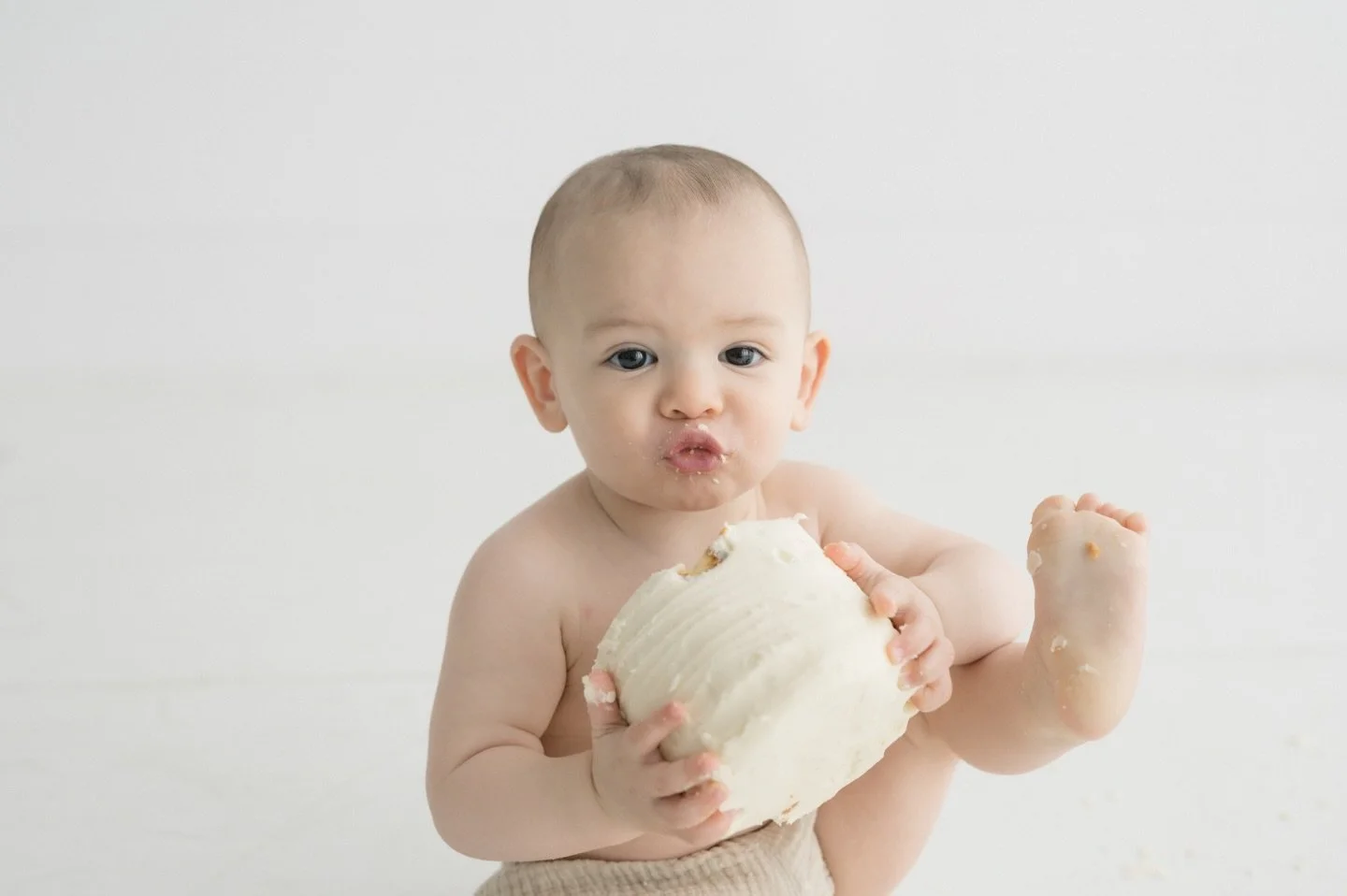 Never have I ever had a baby take control of their cake like this before! 😂 He loved it! #batonrougebabyphotographer #firstbirthdayphotoshoot