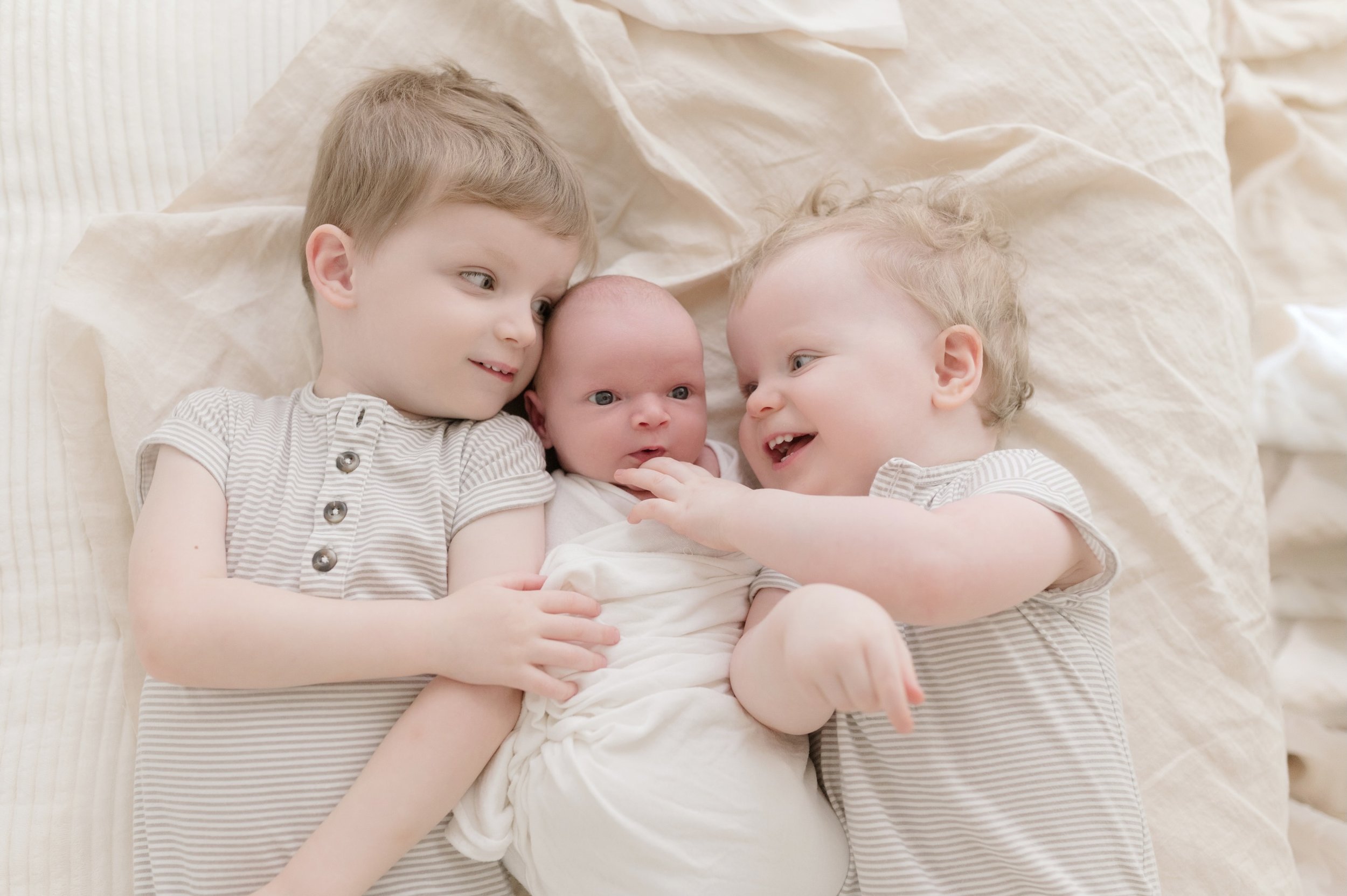 When it comes to toddlers -they&rsquo;re candid and interactive! The secret is honey to just to keep on shooting!! Kids can be absolutely hilarious and I&rsquo;m obsessed with this last photo 🤣 #newbornphotos #newbornphotosession #batonrougenewbornp