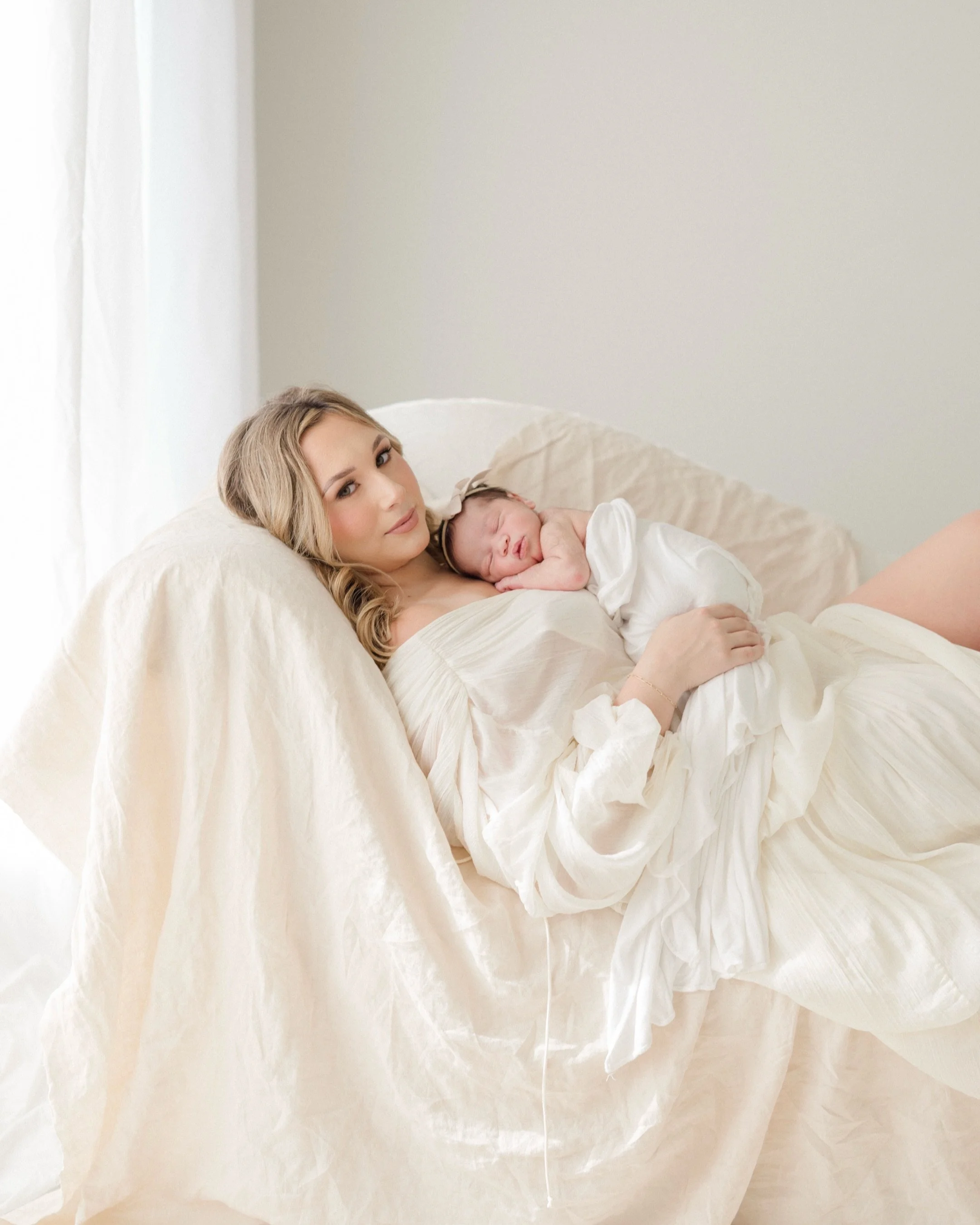 Simple, relaxed, elegant yet effortless ✨ Baton Rouge newborn photographer, Baton Rouge newborn session, Baton Rouge newborn Photography, studio newborn Photography Baton Rouge. #batonrougephotographer #batonrougenewbornphotography #batonrougestudiop