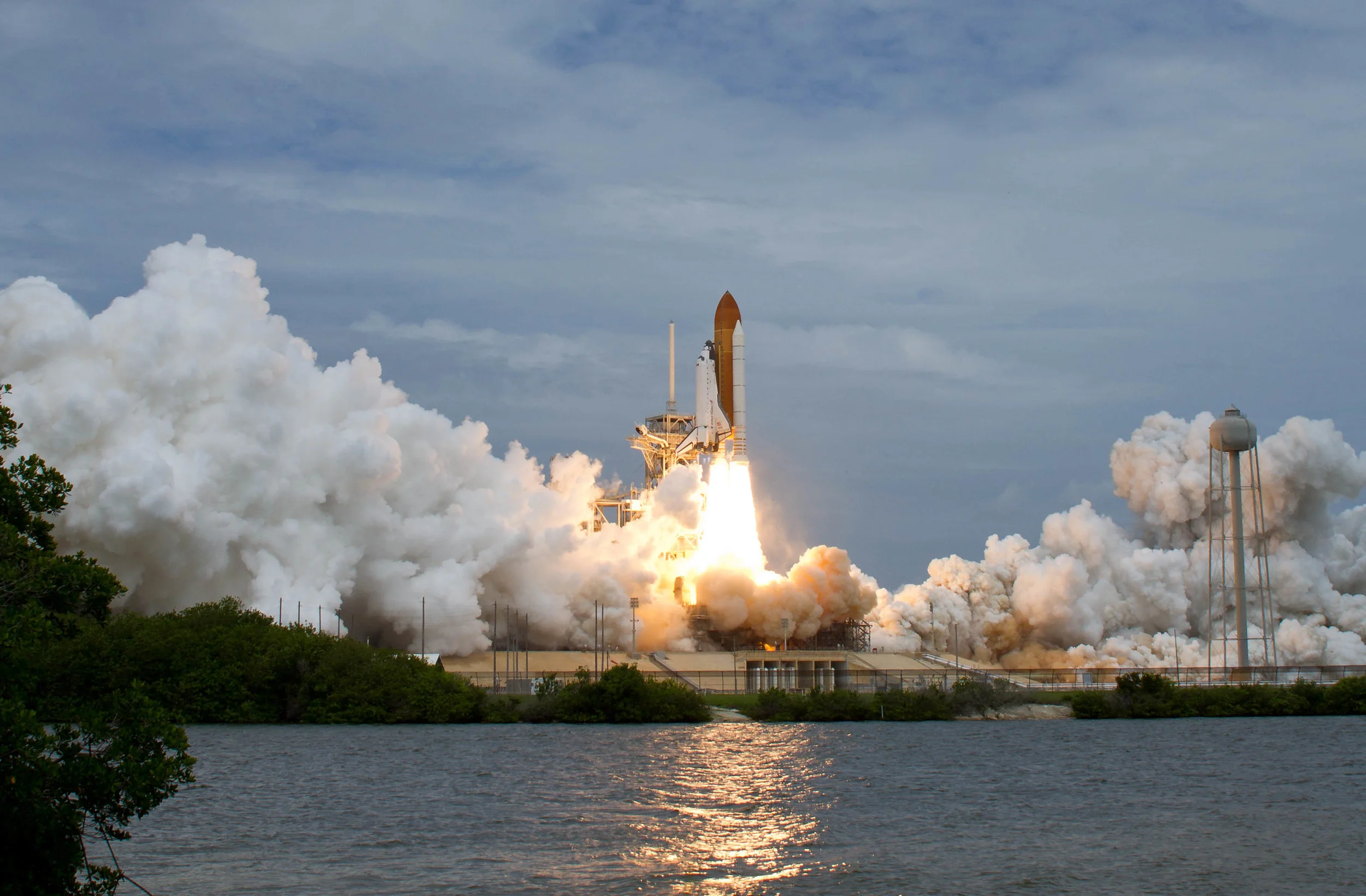 launchpad liftoff shuttle nasa takeoff.jpg