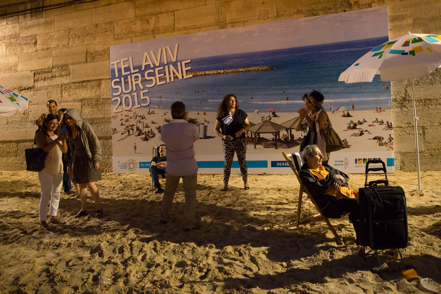  FRANCE, PARIS - AUGUST 13, 2015: „Tel Aviv sur Seine“, a onetime event in Paris celebrating the Israeli city with a makeshift beach, provoked a petition by a pro-Palestinian group addressing the mayor of Paris to revoke this event. Nearly 25.000 vot