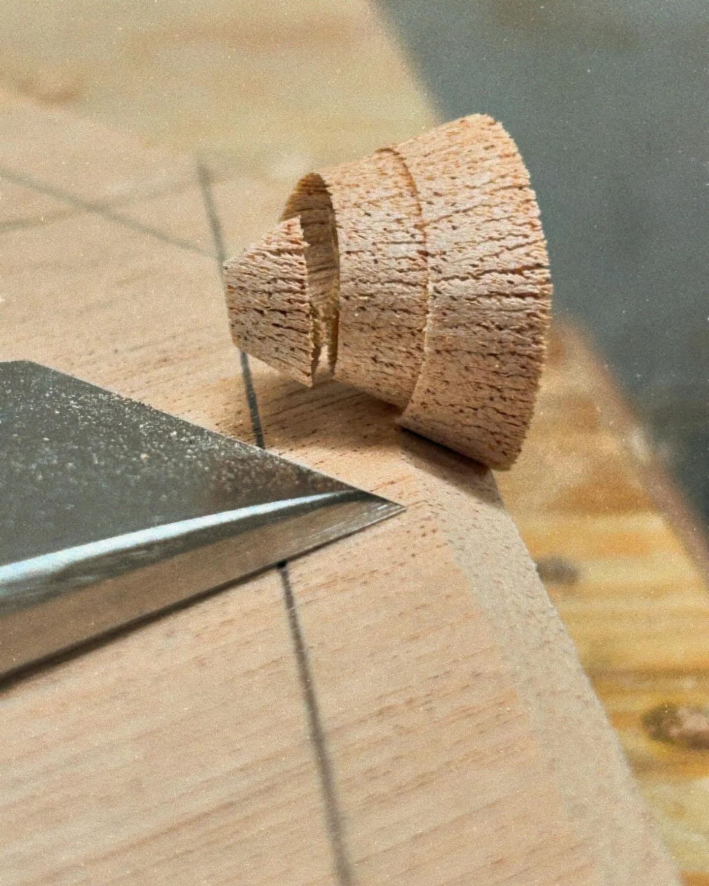 Mahogany + sharp tools 🔥🧈 

#woodgrain #shavings #guitarchair #mortiseandtenon #barrtools #metaphor  #mahogany