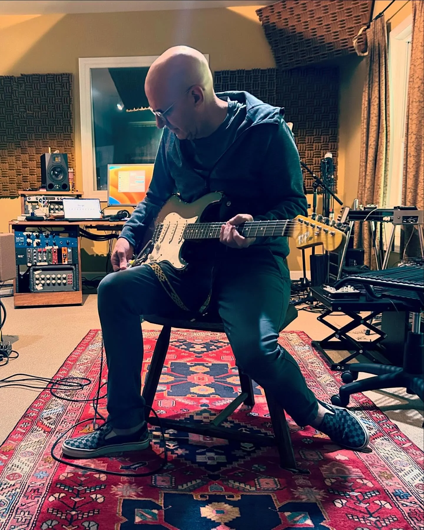 Big thanks to @kennygreenbergmusic for his insight and collaboration on the Holdfast Guitar Chair. A huge part of the design concept has been to collaborate with working musicians on what they want and need from a studio chair✨

#guitarchair #handmad