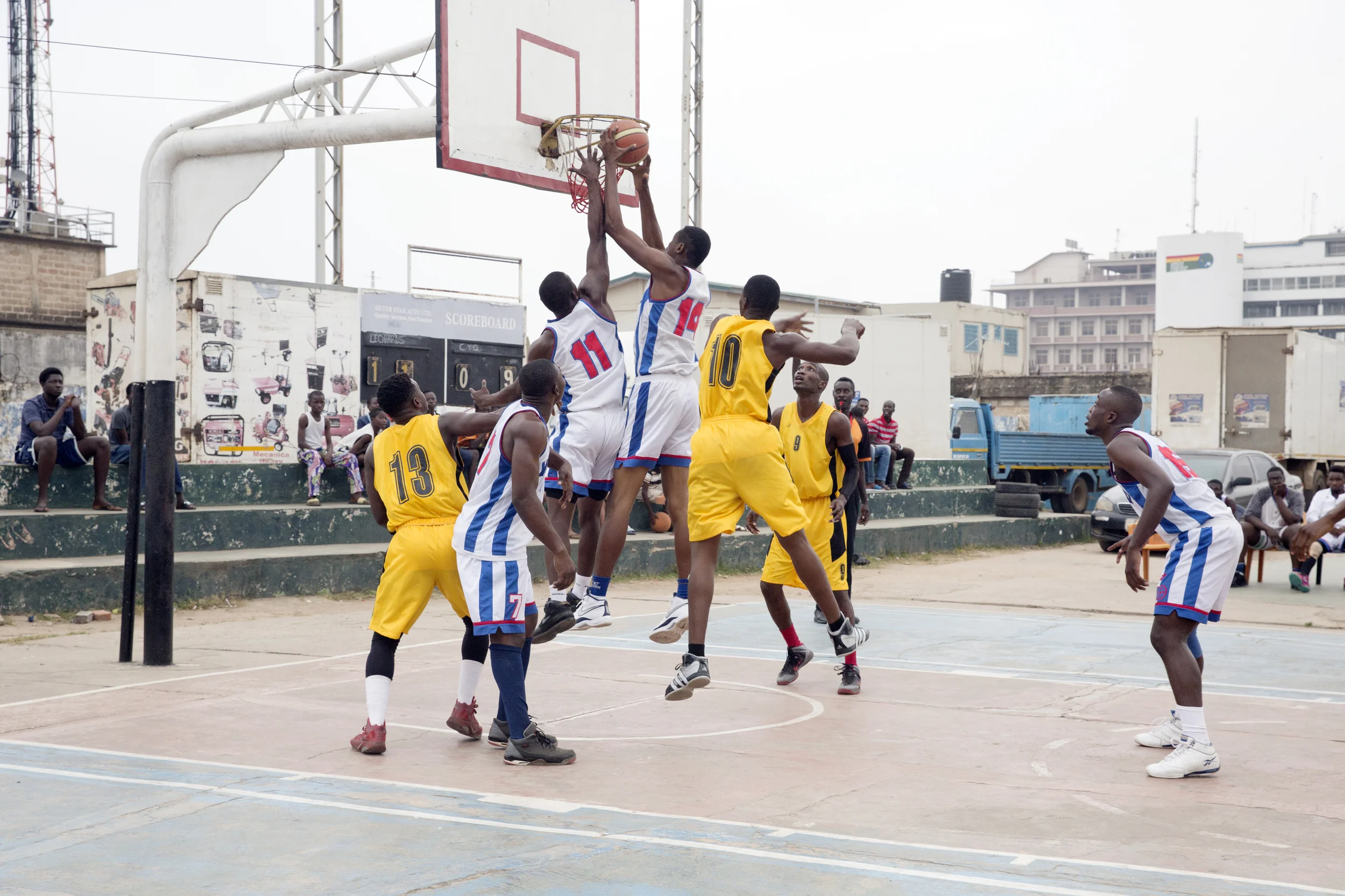 The opposing team (C.Y.O) attempts to stop the Leopards from making a basket. 