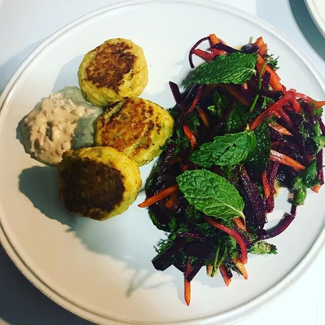 Raw beet slaw on a tahini base, with crab cakes (admittedly prefrozen) and homemade pickled vegetable mayo - aka the best damn tartar sauce you&rsquo;ll ever have.  #sixseasons #comesicantacomesicuoca