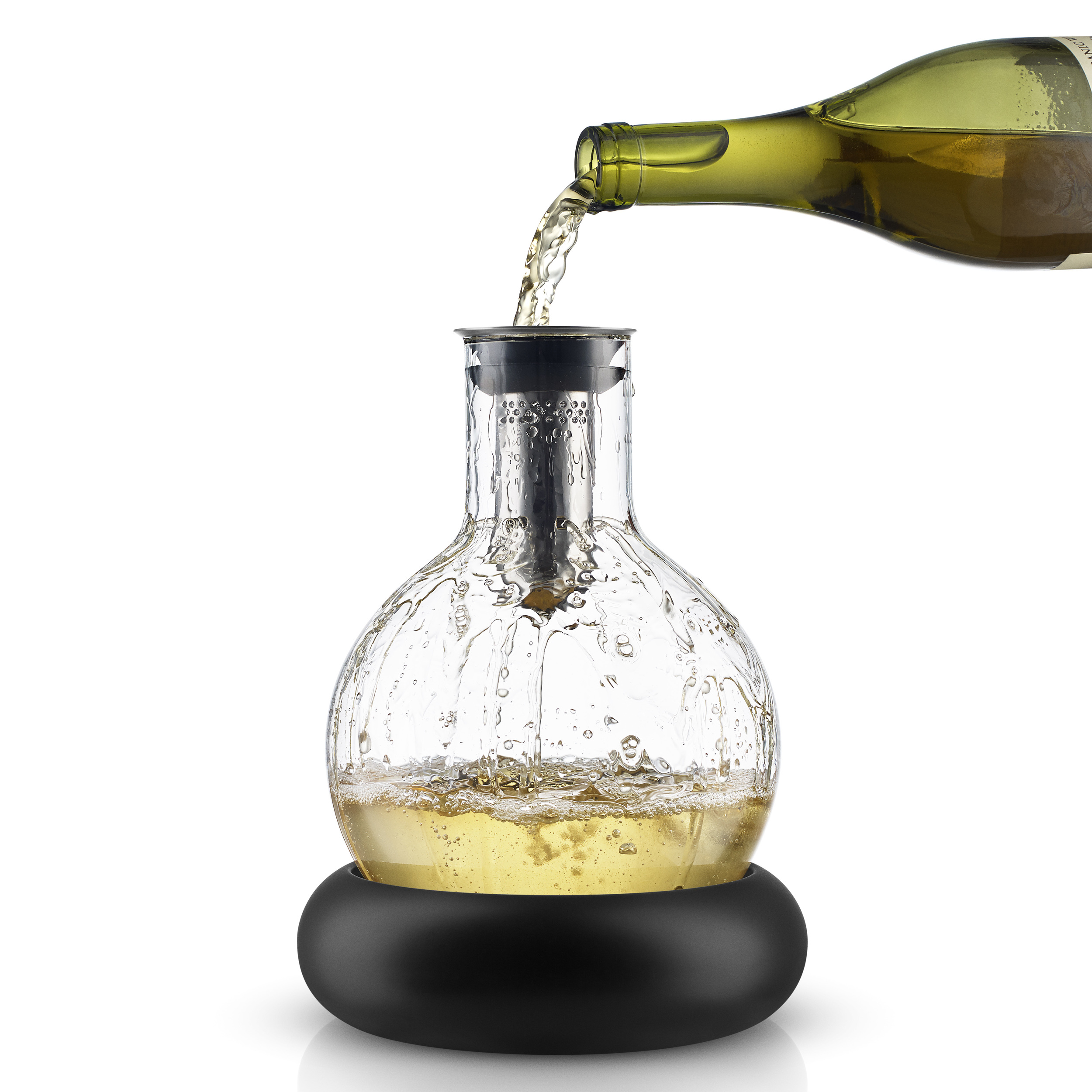 The mouth-blown glass carafe has an integrated funnel, which is perforated with small holes. As the wine runs through these tiny holes and down the inside of the carafe, it is gently and effectively aerated