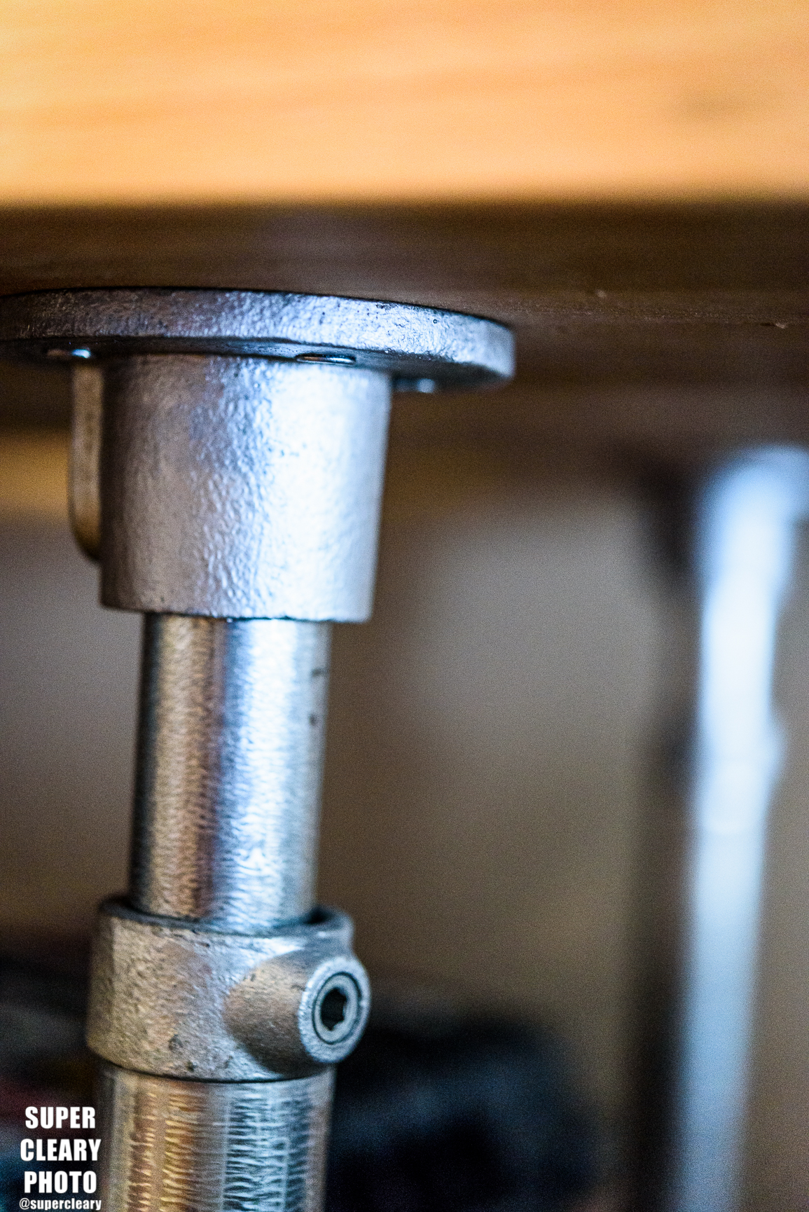 The table top comes with the mounts already attached. The desk's heigh is adjusted using these pipes and a hex wrench. It can be adjusted with one person, but two is much easier.