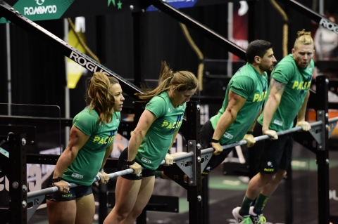 Team Pacific hitting synchro muscle-ups, Nikon D4s, Nikon 70-200, 1/640th, F2.8, ISO 6400,, Copyright CrossFit, Inc 2016