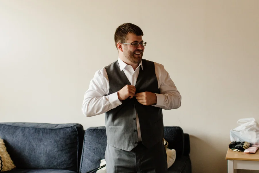 005-groom-getting-ready-in-naperville.jpg