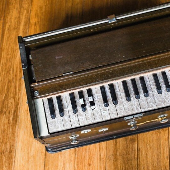 🎹 Have you met the humble harmonium? This hand-pumped instrument was created to be played while the player was sitting down on the floor, making it perfect for us yogis 🧘🏽&zwj;♂️ Often, you&rsquo;ll hear it used to start and finish our classes wit