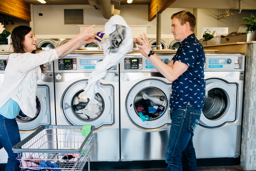 010-bellingham-engagement-lifestyle-photographer-photo-brio-laundromat.jpg