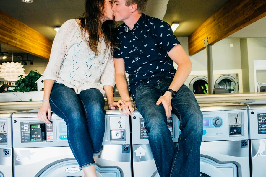 020-bellingham-engagement-lifestyle-photographer-photo-brio-laundromat.jpg