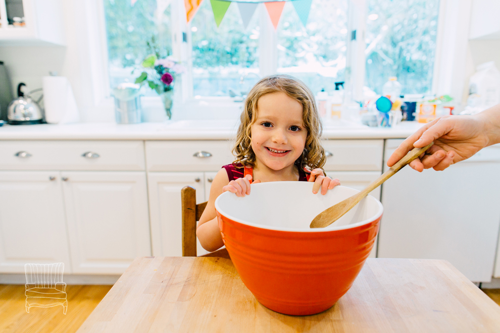 001-bellingham-family-lifestyle-photographer-katheryn-moran-kitchen-baking-pippin.jpg