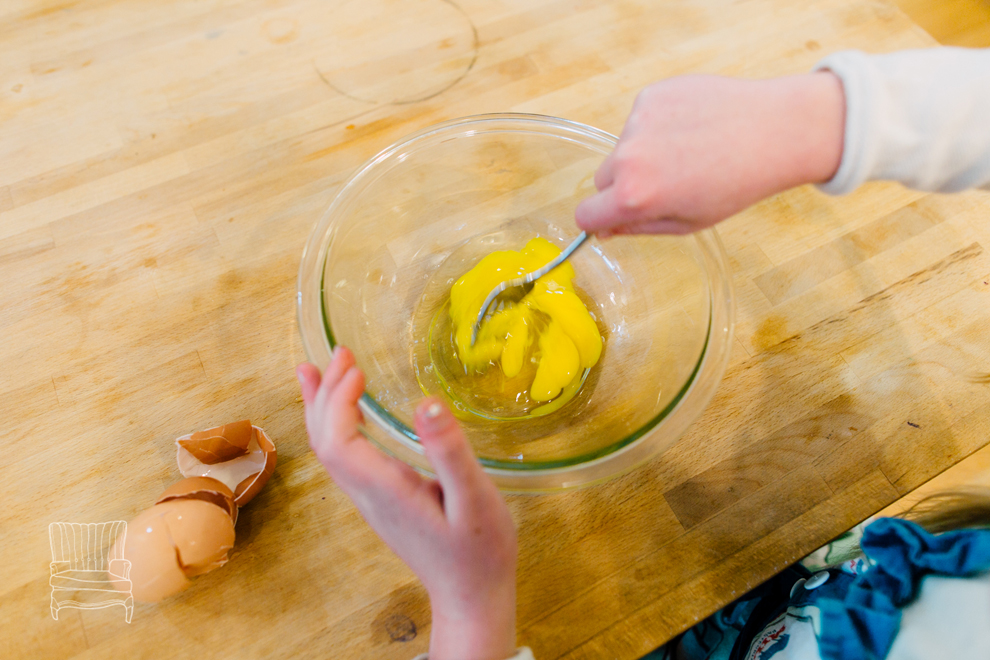 003-bellingham-family-lifestyle-photographer-katheryn-moran-kitchen-baking-pippin.jpg