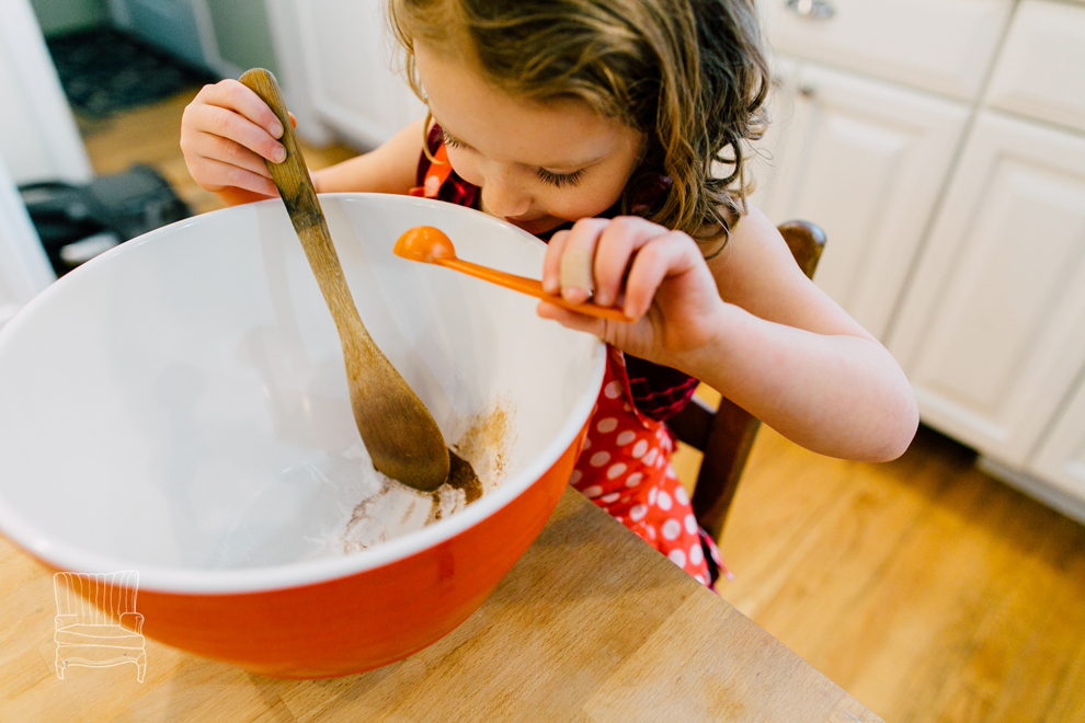 005-bellingham-family-lifestyle-photographer-katheryn-moran-kitchen-baking-pippin.jpg