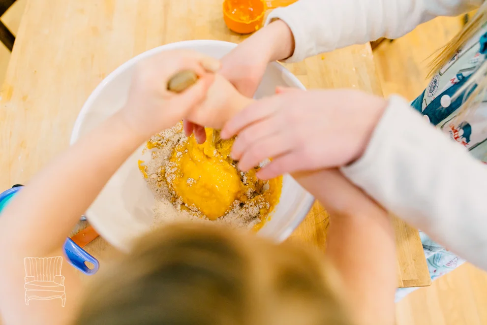 010-bellingham-family-lifestyle-photographer-katheryn-moran-kitchen-baking-pippin.jpg