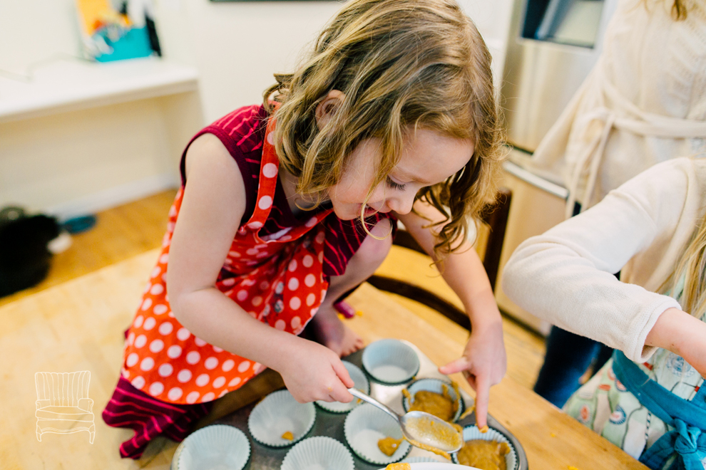 014-bellingham-family-lifestyle-photographer-katheryn-moran-kitchen-baking-pippin.jpg