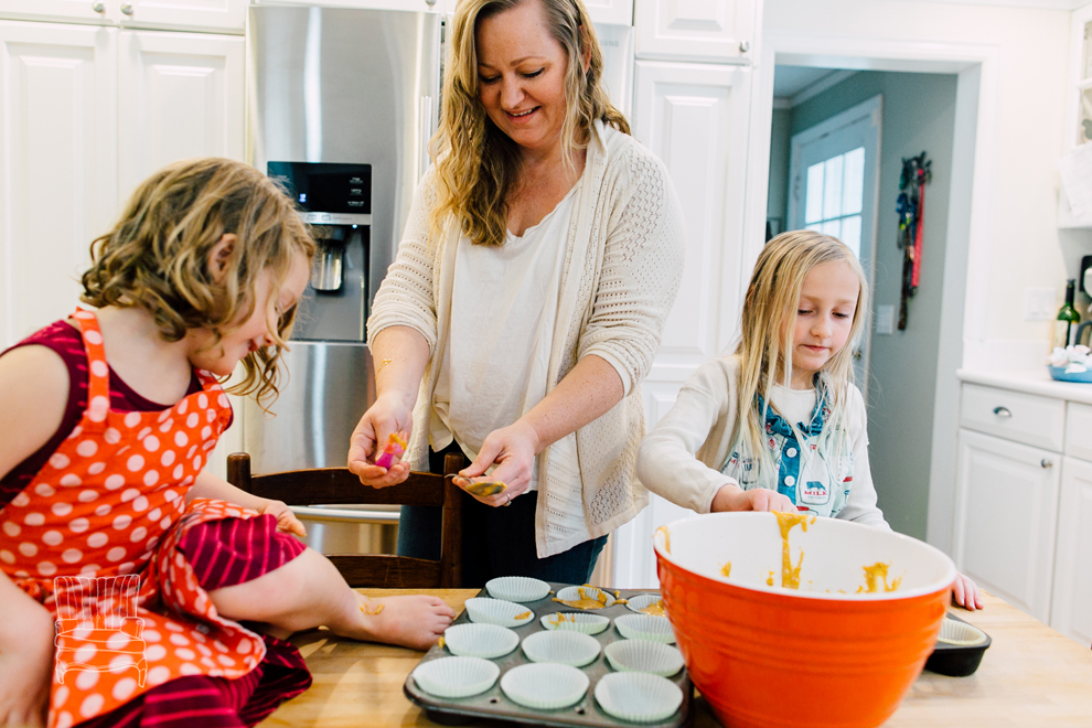 016-bellingham-family-lifestyle-photographer-katheryn-moran-kitchen-baking-pippin.jpg