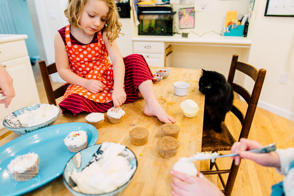 023-bellingham-family-lifestyle-photographer-katheryn-moran-kitchen-baking-pippin.jpg