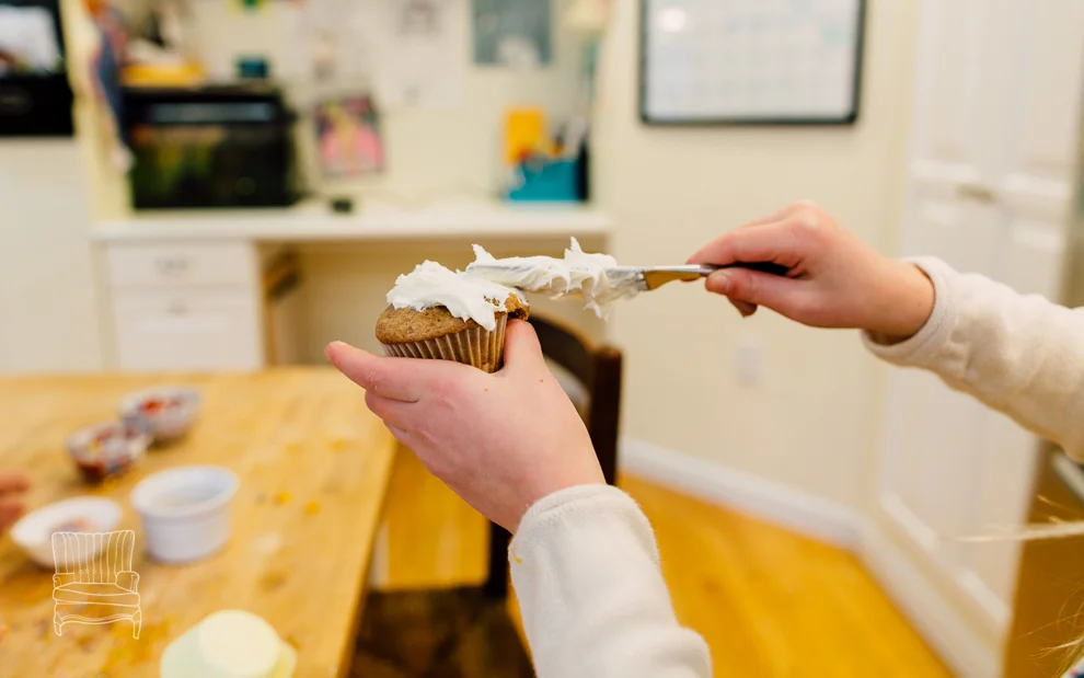 025-bellingham-family-lifestyle-photographer-katheryn-moran-kitchen-baking-pippin.jpg