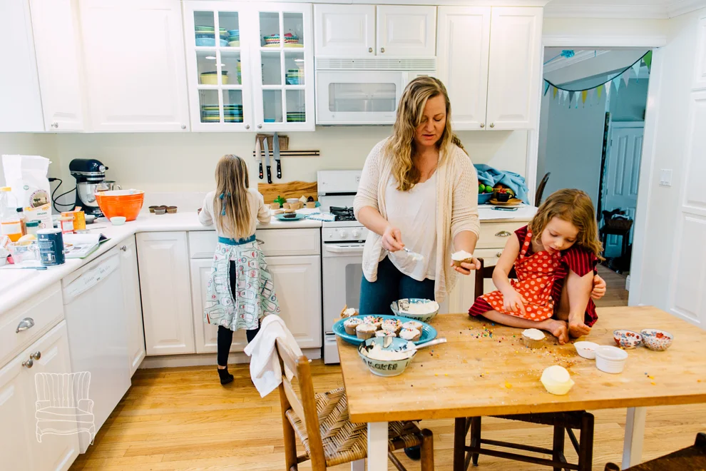 028-bellingham-family-lifestyle-photographer-katheryn-moran-kitchen-baking-pippin.jpg