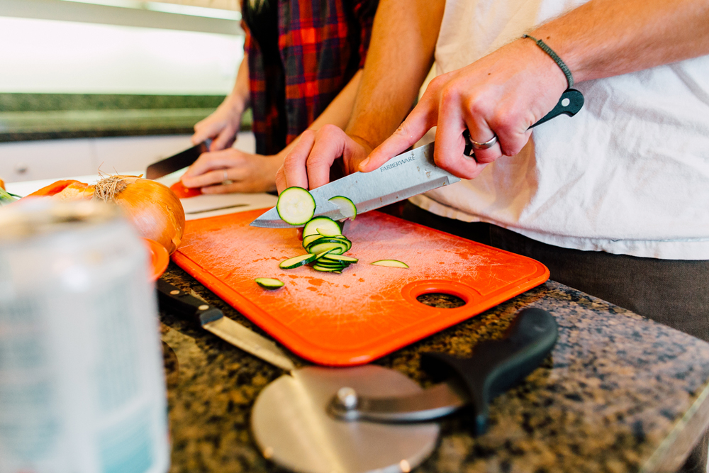 001-bellingham-lifestyle-photographer-katheryn-moran-pizza-baking-home-session-anna-rudy.jpg